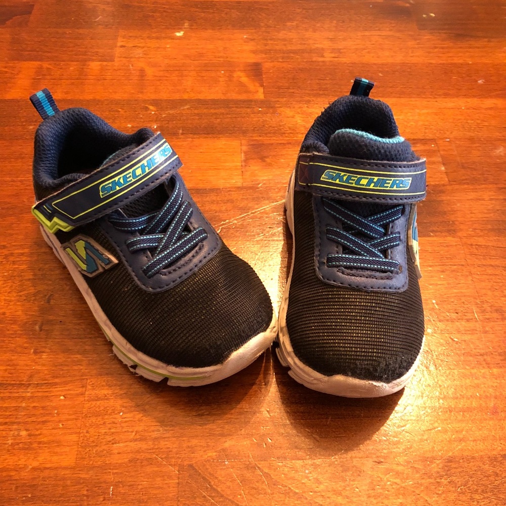 🏀 Toddler Skechers sneakers in EUC ⚽️